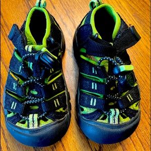 Boys Keen sandals black/green, size 8